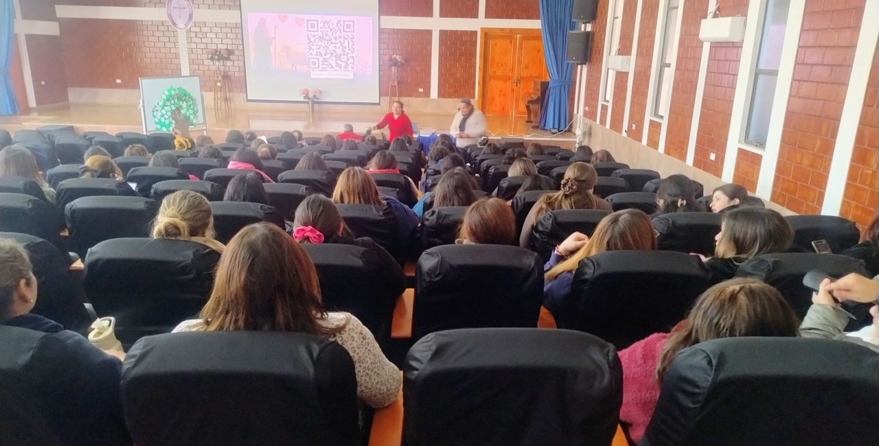La comunidad educativa participa en encuentro reflexivo del mes de mayo